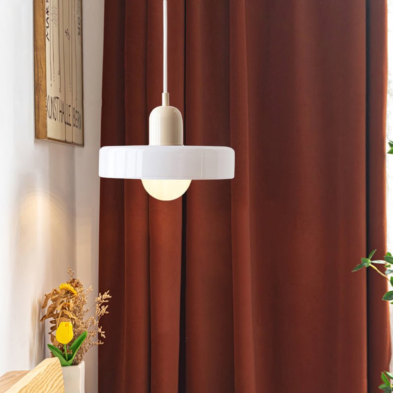 Stijlvolle hanglamp met een eigentijds en kleurrijk karakter.