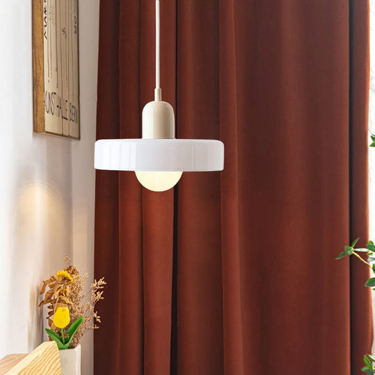 Stijlvolle hanglamp met een eigentijds en kleurrijk karakter.