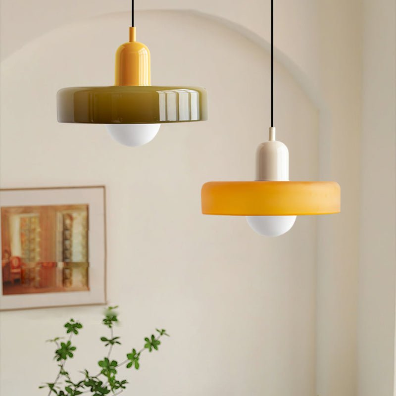 Deze kleurrijke hanglamp biedt een perfecte balans tussen stijl en licht.