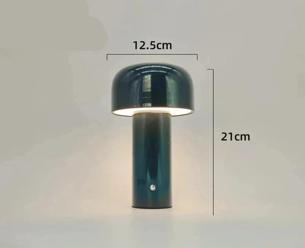 Tafellamp met een unieke esthetiek, perfect om sfeer en functionaliteit te combineren.

