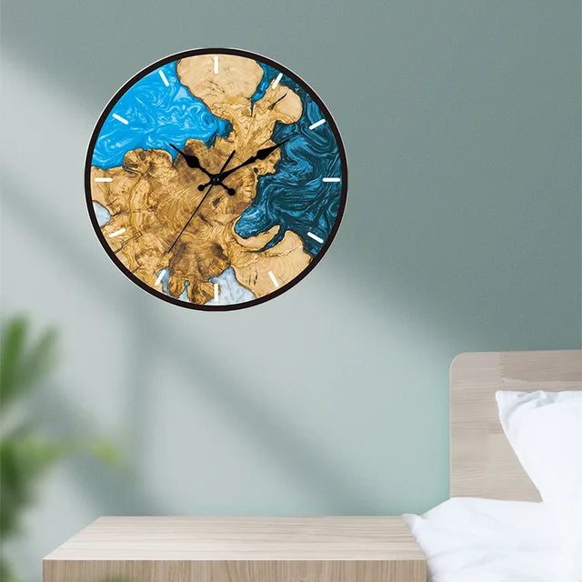 Rustiek ontworpen wandklok met natuurlijke houtafwerking, biedt een stijlvolle manier om de tijd bij te houden.