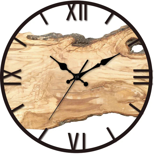 Houten wandklok met Romeinse cijfers, een perfecte decoratieve aanvulling op een modern en tijdloos interieur.