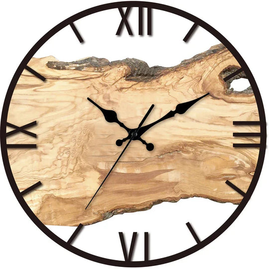Houten wandklok met Romeinse cijfers, een perfecte decoratieve aanvulling op een modern en tijdloos interieur.