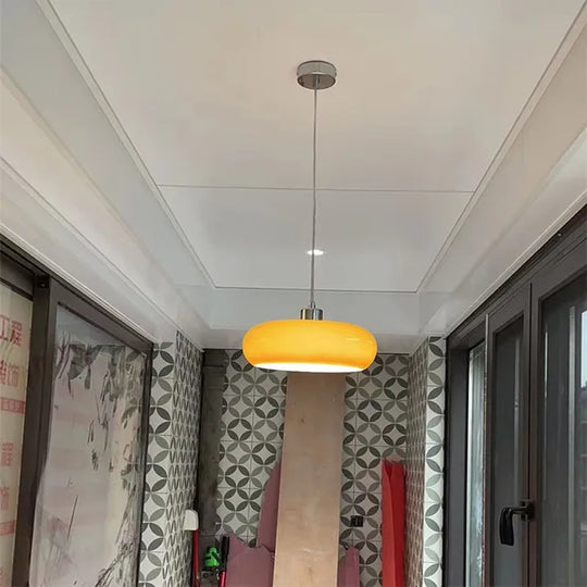 Moderne hanglamp met een minimalistisch ontwerp, perfect voor sfeervolle verlichting in huis.