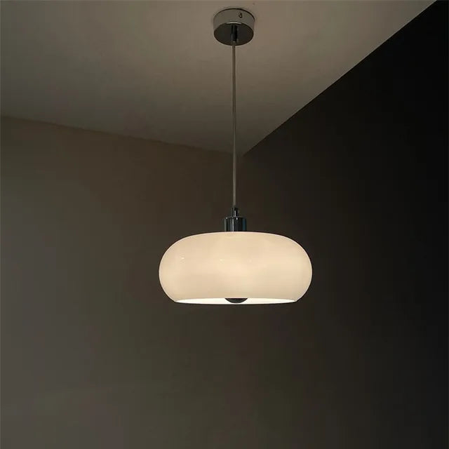 Stijlvolle hanglamp met een eigentijds ontwerp, ideaal voor een minimalistische inrichting.