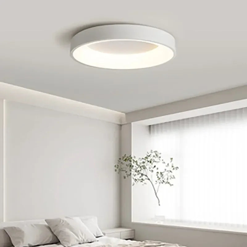 Moderne ronde plafondlamp met LED-verlichting, creëert een warme en uitnodigende ambiance.