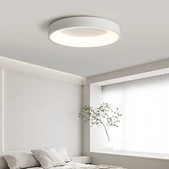 Moderne ronde plafondlamp met LED-verlichting, creëert een warme en uitnodigende ambiance.