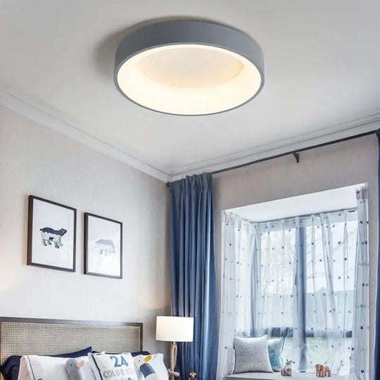 Sfeervolle plafondlamp in een strak en modern ontwerp, ideaal voor de slaapkamer.
