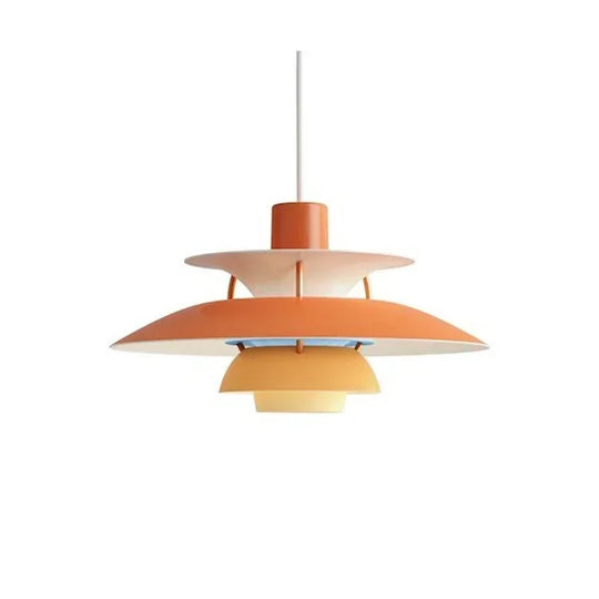 Hanglamp in Scandinavische stijl met een modern design, zorgt voor zachte en sfeervolle verlichting boven de eettafel.
