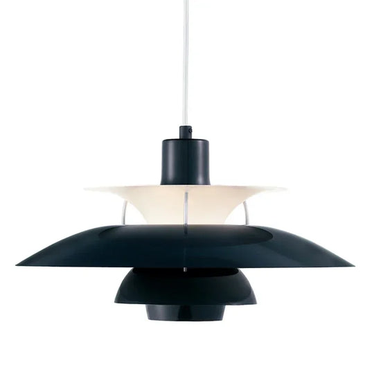 Sfeervolle en functionele eettafel verlichting, ontworpen met Scandinavische eenvoud en moderniteit.