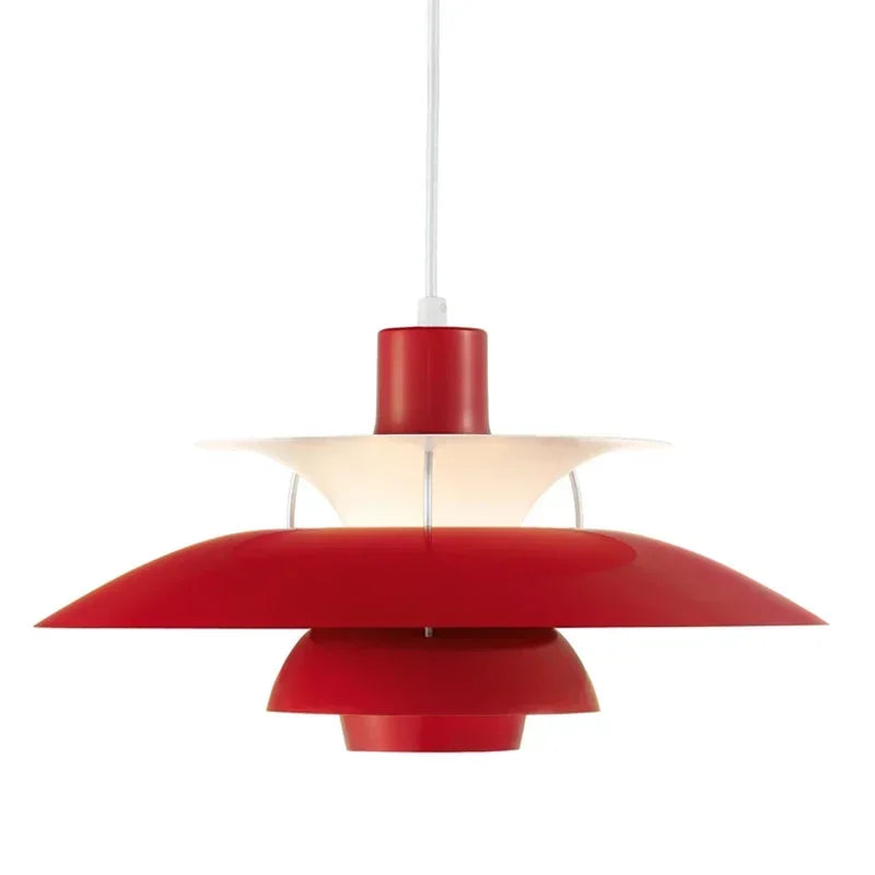 Scandinavisch geïnspireerde hanglamp, biedt stijlvolle en efficiënte verlichting boven de eettafel.