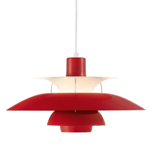 Scandinavisch geïnspireerde hanglamp, biedt stijlvolle en efficiënte verlichting boven de eettafel.