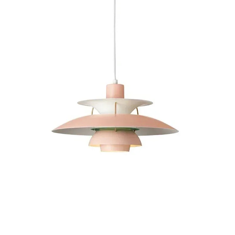 Strakke hanglamp met Scandinavisch design, ideaal om een moderne en gezellige sfeer te creëren boven de eettafel.
