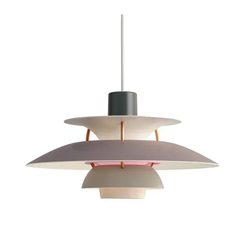 Eettafel hanglamp met elegant design, creëert een warme en moderne ambiance in de eetruimte.