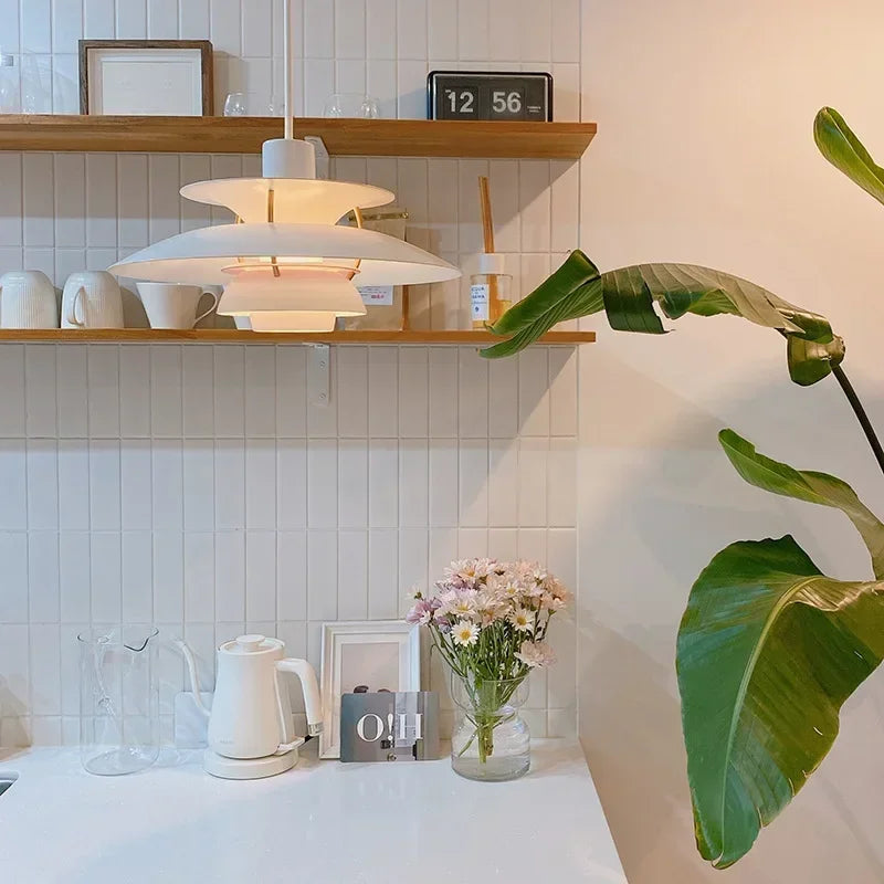 Scandinavische hanglamp boven de eettafel, een perfecte mix van stijl en functionaliteit.