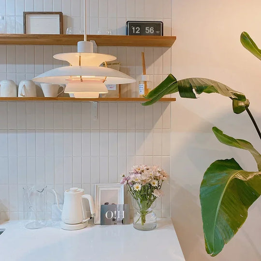 Scandinavische hanglamp boven de eettafel, een perfecte mix van stijl en functionaliteit.