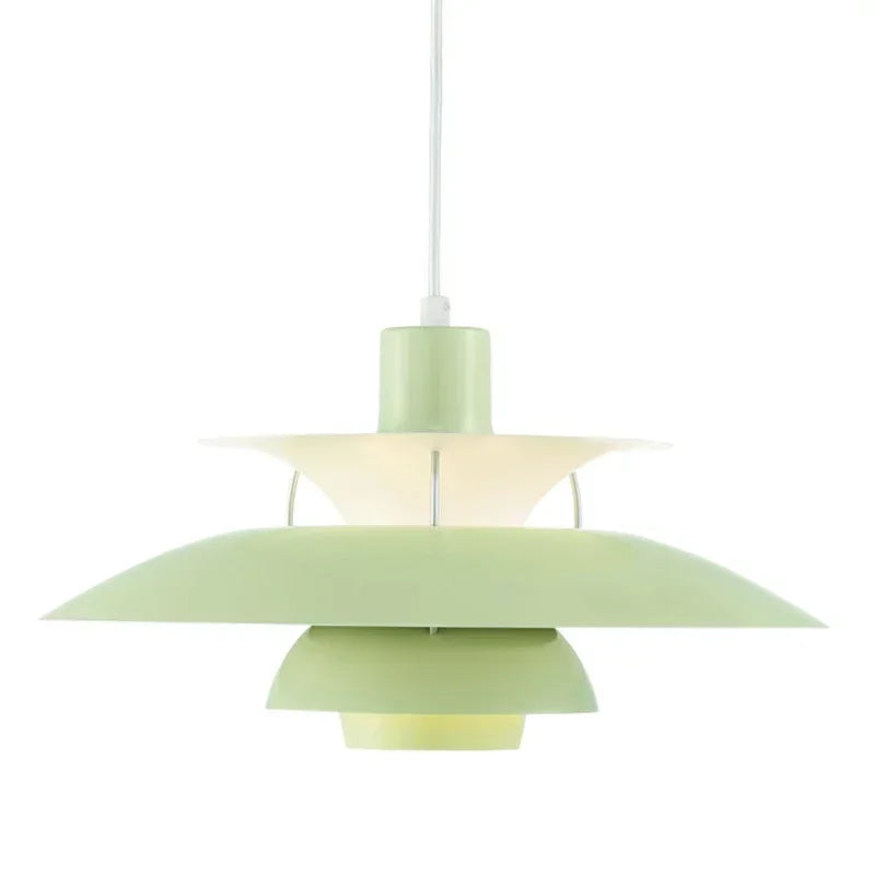 Moderne plafondverlichting in Scandinavische stijl, geschikt voor een verfijnde en gezellige eethoek.
