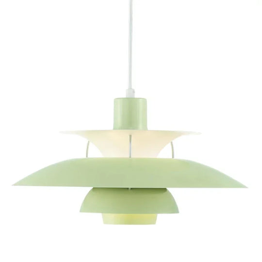 Moderne plafondverlichting in Scandinavische stijl, geschikt voor een verfijnde en gezellige eethoek.