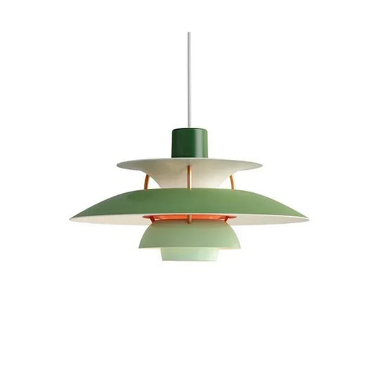 Scandinavisch design plafondlamp die warmte en sfeer toevoegt aan een eetkamer met een minimalistische inrichting.