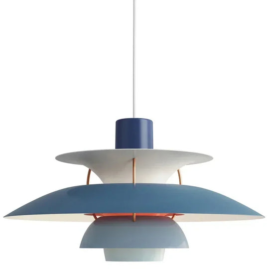 Sfeervolle plafondlamp boven een eettafel, perfect voor een minimalistisch en Scandinavisch interieur.