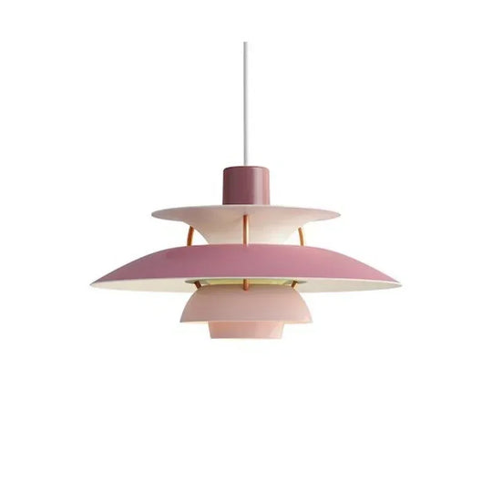 Scandinavisch geïnspireerde plafondlamp, ontworpen voor een moderne en verfijnde eethoek.