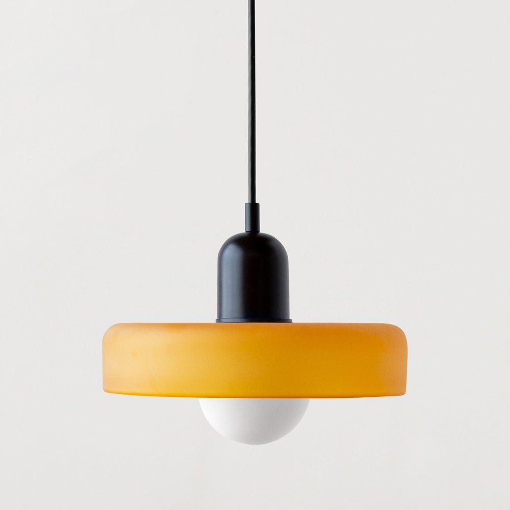 SVEN elegante plafondlamp met een minimalistisch ontwerp en hoogwaardige glasafwerking voor een moderne uitstraling.
