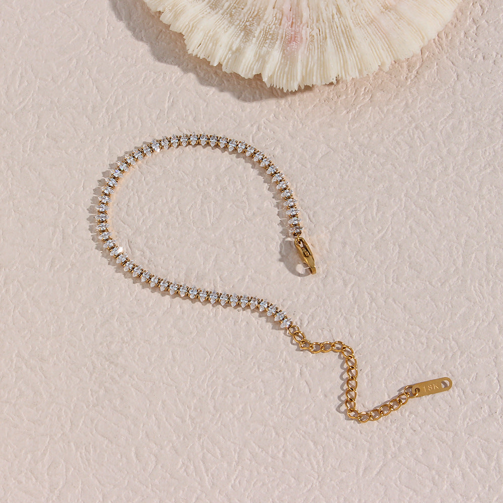 Tijdloze armband met subtiele glans, perfect om je outfit compleet te maken.
