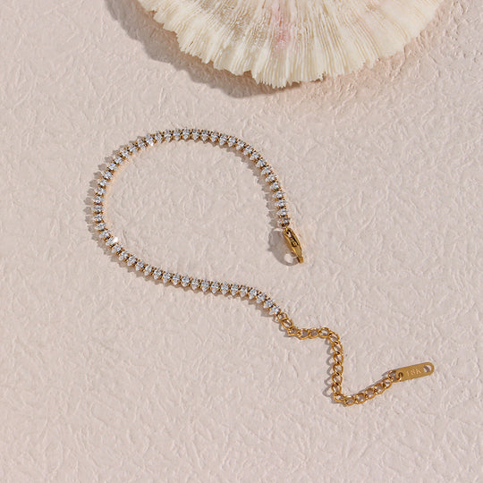 Tijdloze armband met subtiele glans, perfect om je outfit compleet te maken.
