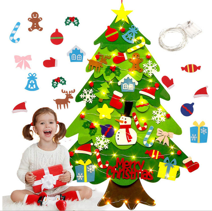FestiveTots interactieve kerstboom, een leuke manier voor kinderen om betrokken te raken bij kerstversieringen.
