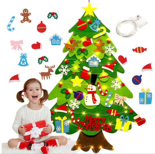 FestiveTots interactieve kerstboom, een leuke manier voor kinderen om betrokken te raken bij kerstversieringen.
