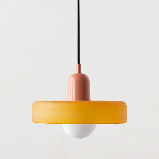SVEN moderne plafondlamp met een uniek ontwerp en glasafwerking, ideaal voor eigentijdse woonruimtes.