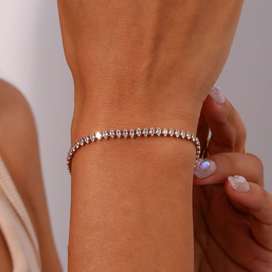 Elegante armband met subtiele schittering, perfect voor dagelijks gebruik of feestelijke momenten.

