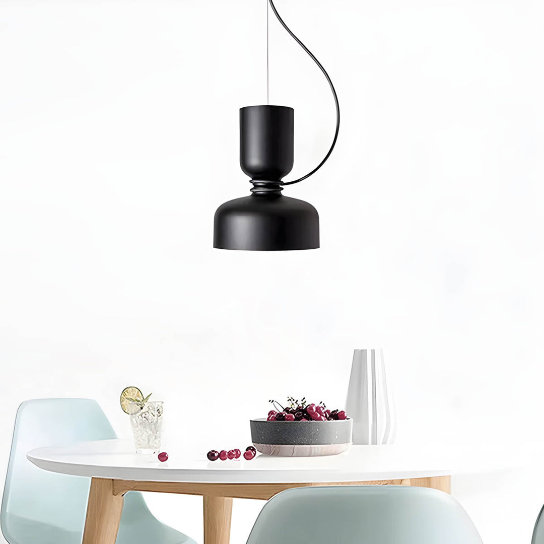 Orlee hanglamp met een minimalistisch geometrisch ontwerp, geschikt voor een stijlvol en verfijnd interieur.
