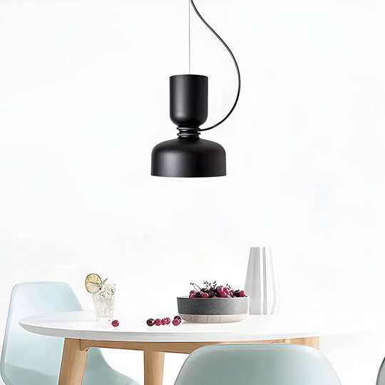Orlee hanglamp met een minimalistisch geometrisch ontwerp, geschikt voor een stijlvol en verfijnd interieur.
