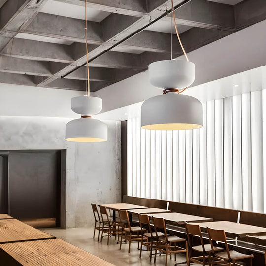 Glow pendellamp met een minimalistisch ontwerp, creëert een moderne en stijlvolle sfeer in je interieur.
