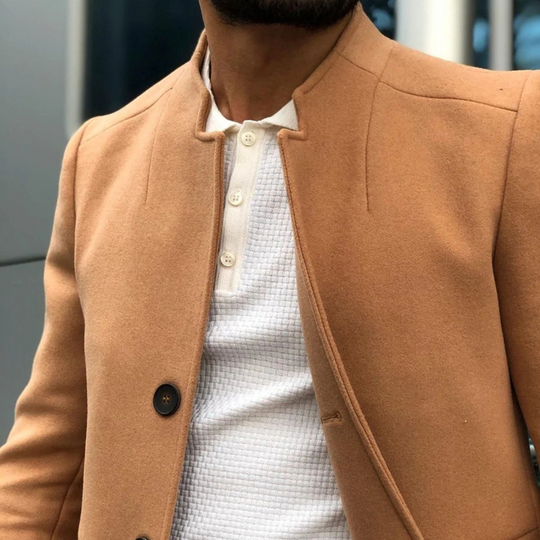 Elegante herenjas in zwart gedragen over een witte polo.