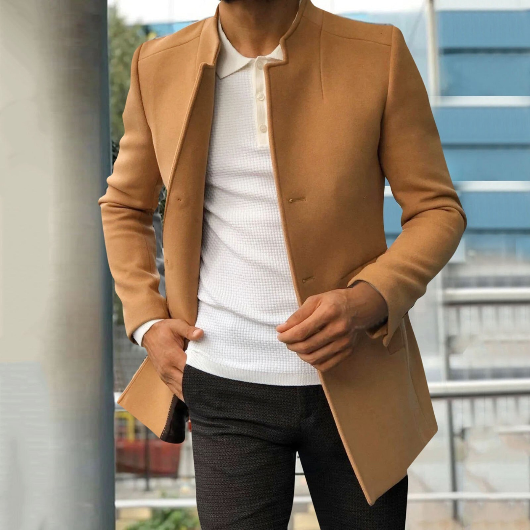 Slim-fit jas met onzichtbare knoopsluiting en verfijnde pasvorm.

