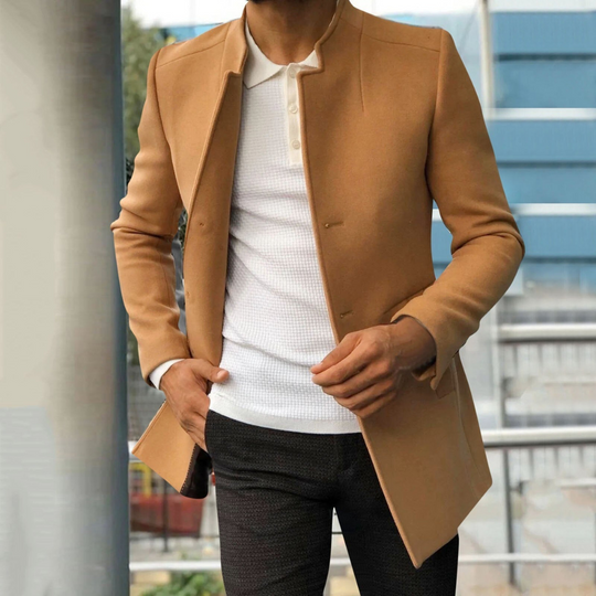 Slim-fit jas met onzichtbare knoopsluiting en verfijnde pasvorm.
