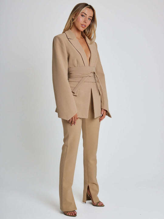 Renata | Elegant blazer with belt