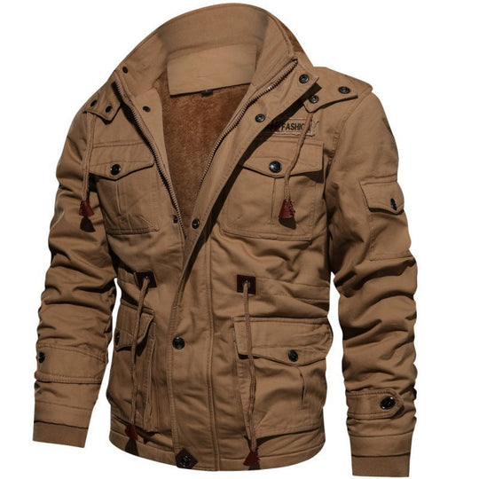 Comfortabele en duurzame heren winterjas met zachte voering. Deze jas biedt warmte en praktische opbergmogelijkheden, ideaal om goed gekleed en beschermd te zijn tijdens de winter.