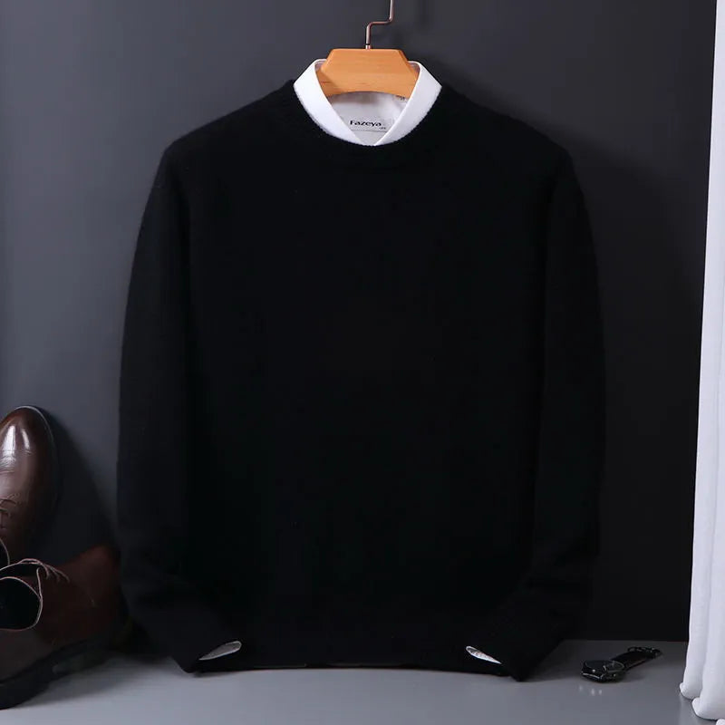 Luxe kasjmier pullover voor heren op een hanger met overhemd eronder.