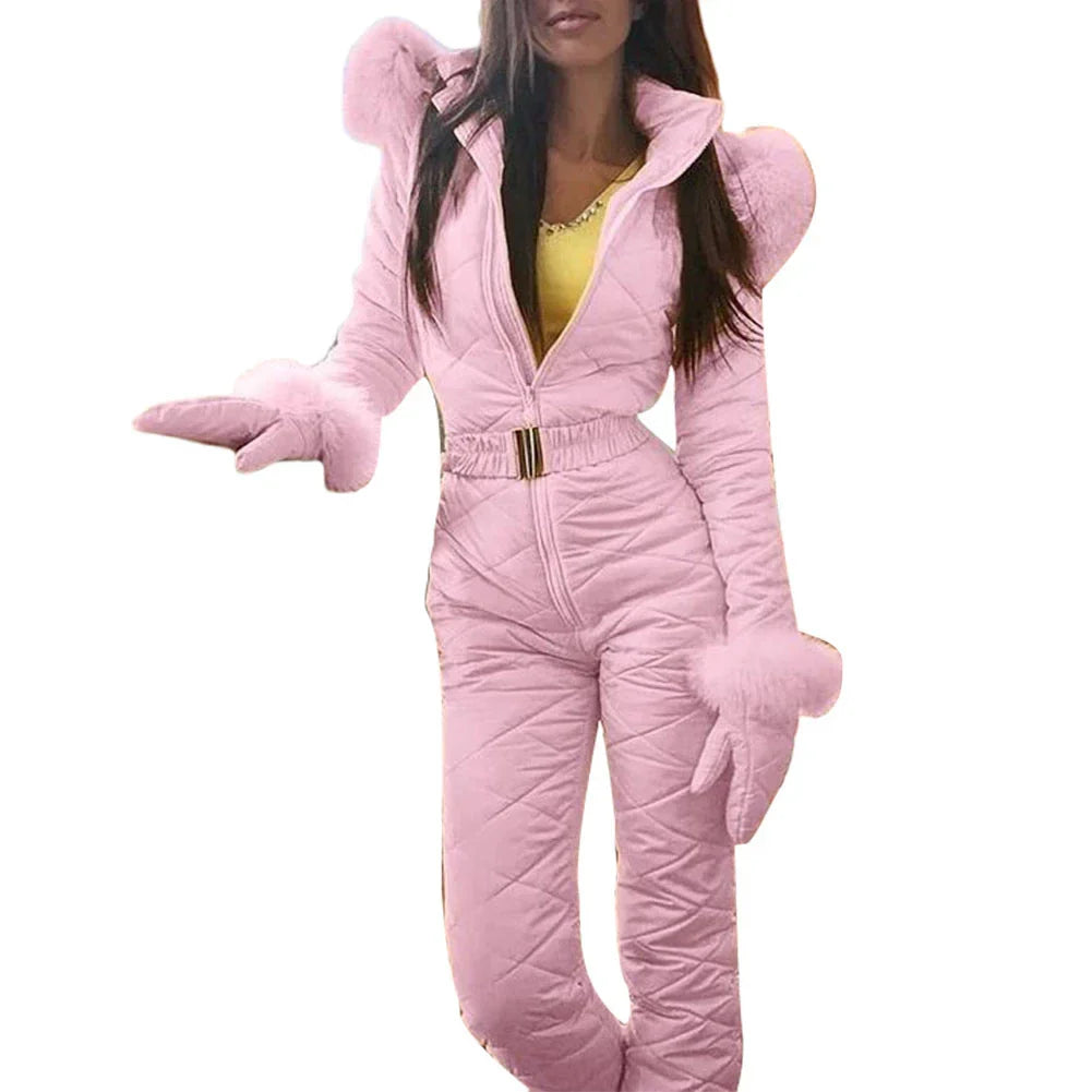 Elegante vrouw gekleed in het Sophie winter skipak tijdens een sneeuwdag.