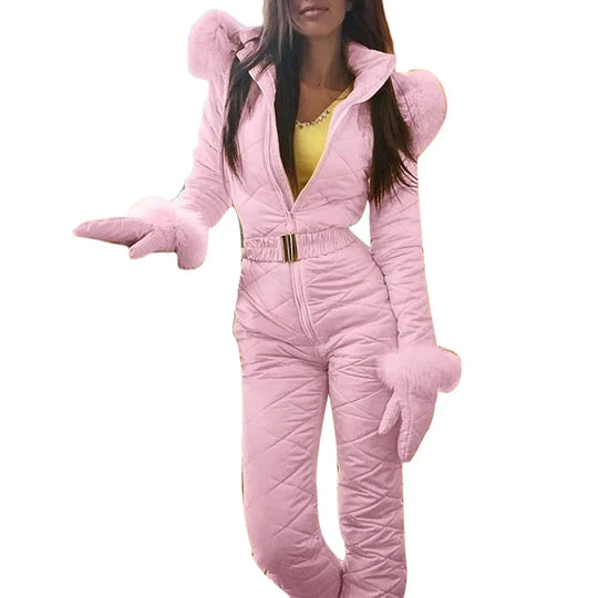 Elegante vrouw gekleed in het Sophie winter skipak tijdens een sneeuwdag.