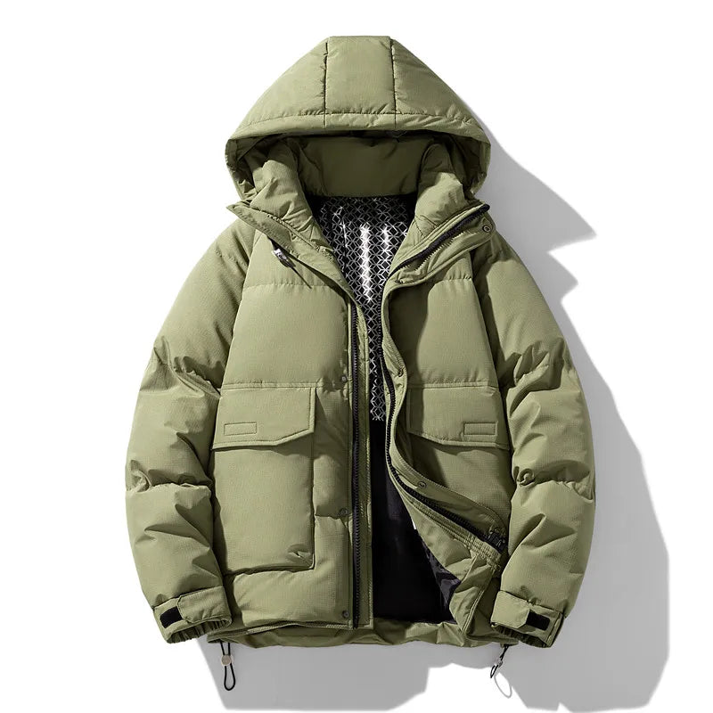 Jeroen Heren Vinterjakke -Ontworpen om je warm en stijlvol te houden in de winterkou. De jas heeft een beschermende capuchon, praktische zakken en een comfortabele voering.