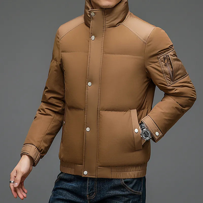 Moderne heren winterjas met een strakke pasvorm.