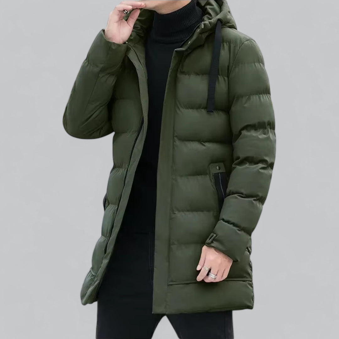 Winterjas gecombineerd met een zwarte coltrui voor een chique look.