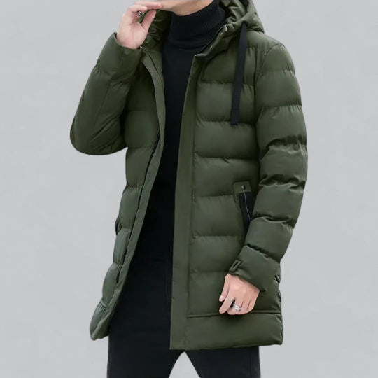 Winterjas gecombineerd met een zwarte coltrui voor een chique look.