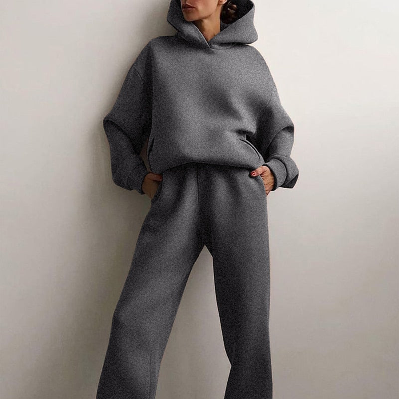 Vrouw draagt een oversized hoodie en joggingbroek voor een moeiteloze look.