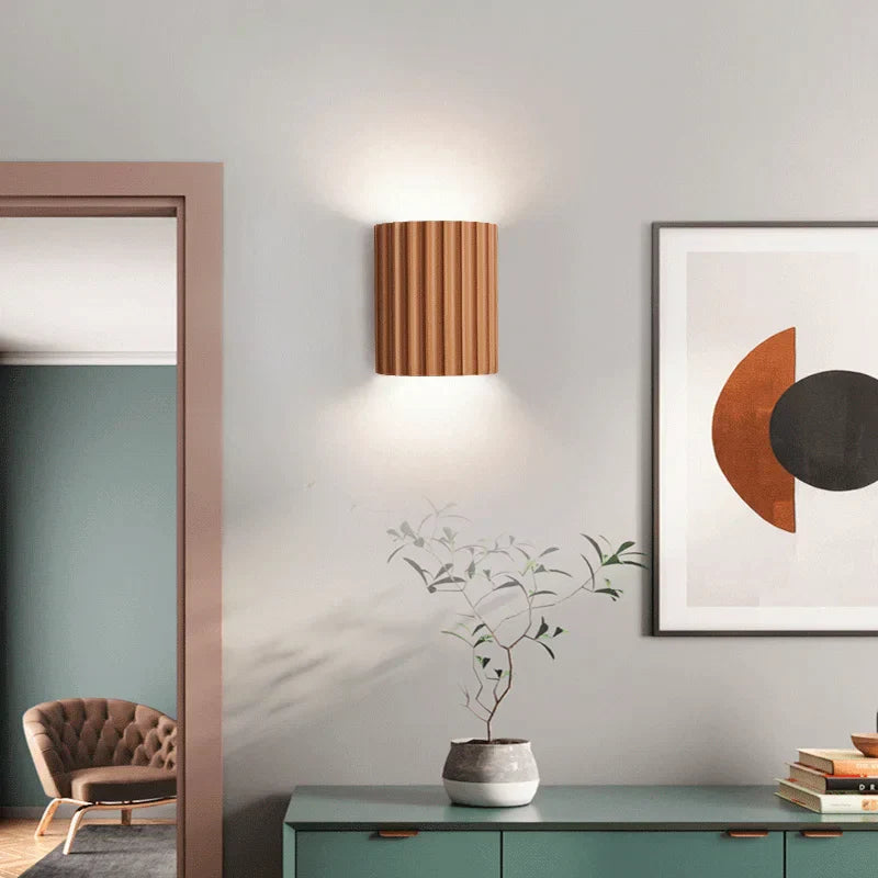 Finn Artistieke wandlamp met een uniek ontwerp voor een stijlvolle toevoeging aan elk interieur.

