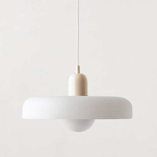SVEN elegante plafondlamp met een minimalistisch ontwerp en hoogwaardige glasafwerking voor een moderne uitstraling.
